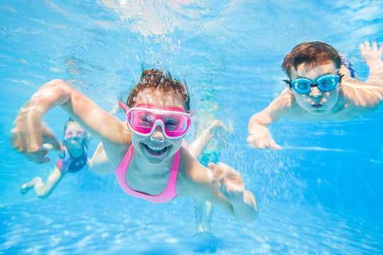 little children   swimming  in pool