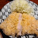 揚げもの処 かつひろ - 衣がよく立っています。お肉はしっとり柔らかです