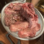 路地裏焼肉 マックスザホルモン - 先付けお肉盛り「特上霜降りタン•ハラミ•せせり一本焼き」