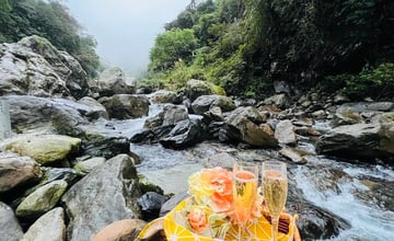 新竹｜小錦屏野溪溫泉：開車騎車都能到的免費天然野溪溫泉，悠閒泡湯、野營的好景點