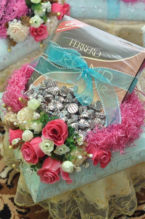 Anda boleh dapatkan melalui link yang diberikan. Bunga September: Gubahan Hantaran Tunang (DIY)