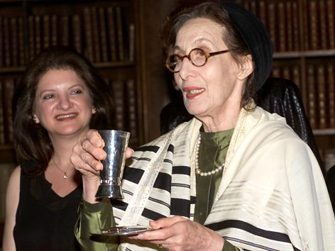 Eveline Goodman-Thau 2001 bei ihrer Inauguration als Rabbinerin der Reformsynagoge Or Chadasch in Wien