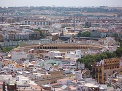 Español: Vista de la Plaza de Toros de la Maestranza y del casco antiguo Français : Vue des arènes de la Maestranza et du centre historique English: View over the Maestranza bullring and historical town