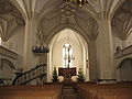 Innenansicht der Kirche mit Altar und Kanzel.