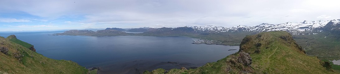 Gipfelpanorama vom Kirkjufell, a view to village Grundarfjörður