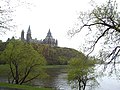 English: Parliament Hill seen from the Ottawa River Français : Colline parlementaire