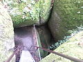 L'entrée de la Grotte du Diable et l'escalier y descendant.