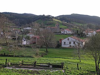 Viérnoles. Barrio de Paramenes con la Iglesia parroquial de San Román en lo alto.