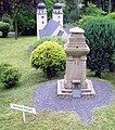 Miniatur des Bismarckturms auf dem Kemmler (im Hintergrund die Johanniskirche)