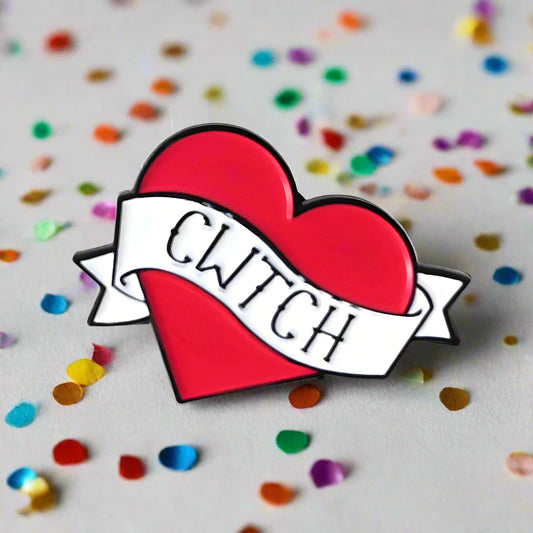 Brooch / Badge / Pin - Enamel - Heart - Cwtch / Cuddle