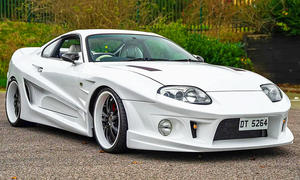 Die Toyota Supra Mk4 mit Abflug-Bodykit stehend von schräg vorne