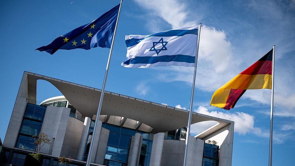 Le drapeau d’Israël flotte aux côtés des drapeaux européen et allemand devant la Chancellerie fédérale.