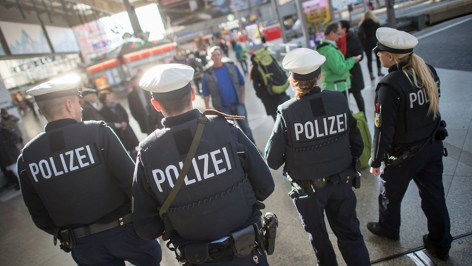 Une patrouille de police à la gare centrale de Munich 