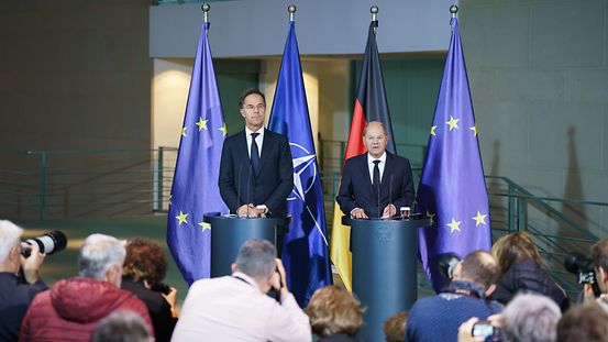 Sur la photo, on voit le chancelier fédéral Olaf Scholz (à droite) et le secrétaire général de l’OTAN Mark Rutte à la Chancellerie fédérale lors de la conférence de presse.