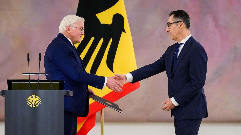 Bundespräsident Frank-Walter Steinmeier bei der ÜBergabe der Ernennungsurkunde an den Bundesminister für Forschung und Bildung, Cem Özdemir, im Schloss Bellevue.