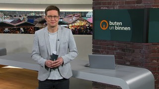 Der Moderator Felix Krömer im Studio von buten un binnen