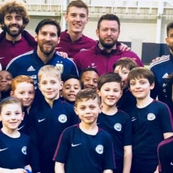 Lionel Messi les dio una gran sorpresa a los chicos de la escuelita del Manchester City