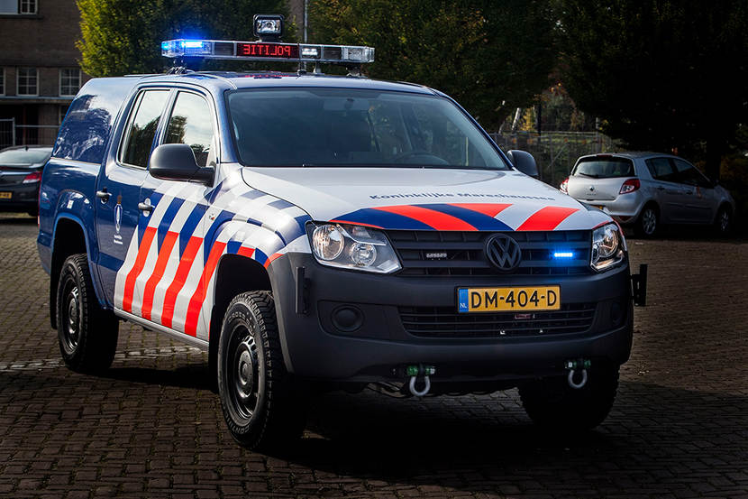 Amarok-pick-uptruck in de marechaussee-uitvoering.