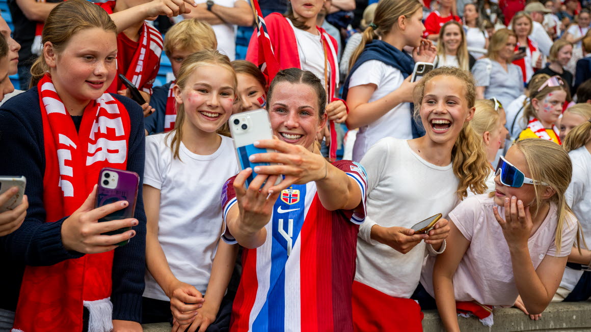 Tuva Hansen hilser på ivrige supportere etter kvinnelandslagets kamp mot Italia på Ullevaal Stadion i mai.