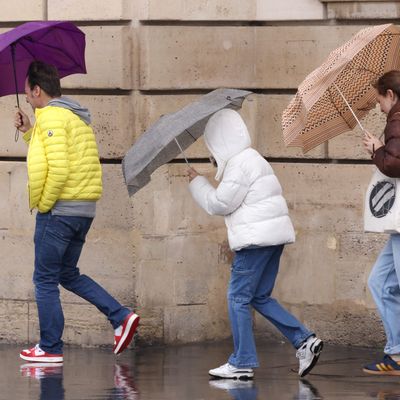 Météo France place six départements du centre-est du pays en vigilance orange pour "vent violent".