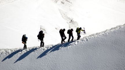 Des alpinistes gravissent le Mont Blanc (Haute-Savoie), le 22 mai 2019. (PHILIPPE ROY / AFP)