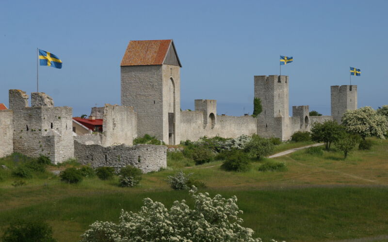 Visby ringmur med flaggor © www.gotland.com