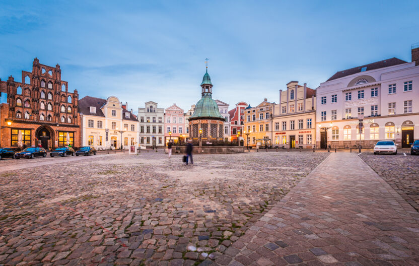 Marktplatz, Wasserkunst auf dem Marktplatz, Giebelhäuser © Anibal Trejo