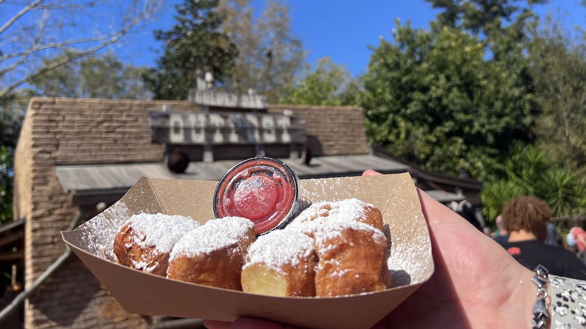 Review: Tiana's Famous Beignets at The Magic Kingdom - KennythePirate.com