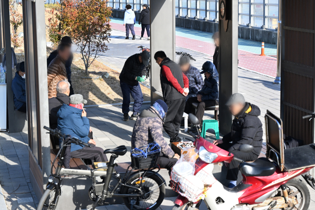 25일 오후 창원특례시 마산합포구 남성동에서 어르신들이 바둑을 두는 등 휴일을 보내고 있다./전강용 기자/