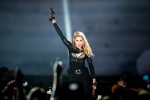 Madonna kommt, und die Massen ticken aus. Vor allem, weil sie ewig auf sich warten ließ., Köln, 2012 | © laut.de (Fotograf: Peter Wafzig)