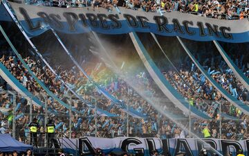 Les supporters du Racing ont mis le feu aux tribunes de l'Estadio de La Nueva Olla à Asuncion, samedi. AFP/JUAN MABROMATA