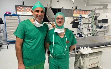 Moukhles Almhana, chef du service de radiologie, et Alexandre Lecis, chef du service de chirurgie vasculaire de l'hôpital de Troyes, ont réalisé leurs premières opérations dans la nouvelle salle hybride dotée des dernières technologies au bloc opératoire de Troyes. LP/Jonathan Sottas