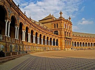 Gli archi a Plaza de Espana.