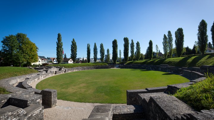 Das Amphitheater Legionärspfad im Sonnenlicht mit viel Grün