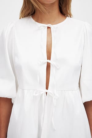 White Blouse met strik aan de voorkant en puffschouders