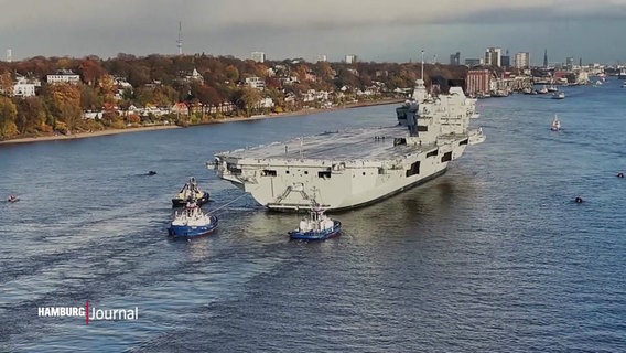 Der britische Flugzeugträger HMS "Queen Elizabeth" wir von Schleppern auf der Elbe begleitet. © Screenshot 