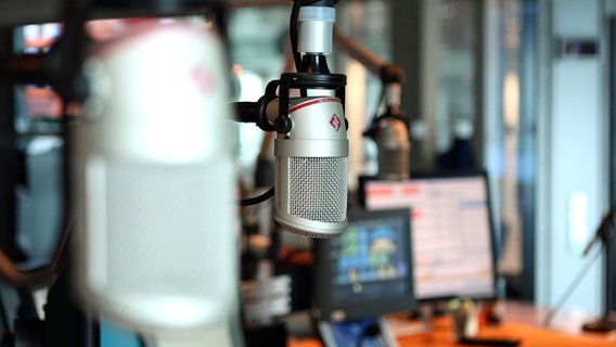 Hörfunkstudio mit Mikrofon nah und verschiedener Technik im Hintergrund  Foto: Uta Meier-Hahn