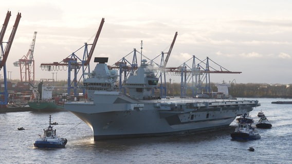 Der Flugzeugträger "Queen Elizabeth" der britischen Marine läuft in den Hamburger Hafen ein. © picture alliance / dpa Foto: Marcus Brandt