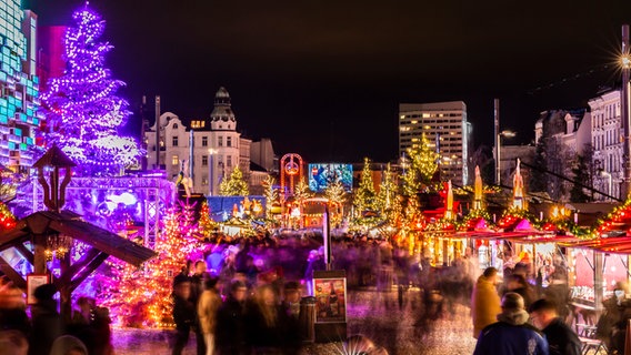 Der Weihnachtsmarkt Santa Pauli auf dem Spielbudenplatz in Hamburg St. Pauli © Mediaserver Hamburg Foto: Timo Sommer