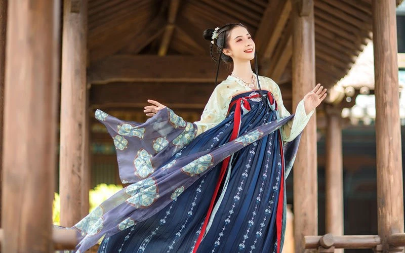 History of Chinese Traditional Hanfu Shawl: Pibo