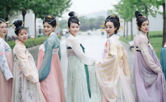 Top 5 Styles of Traditional Chinese Dress & Clothing