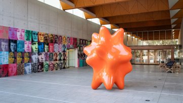 National Portrait Gallery forecourt with the Geo Face Distributor by James Angus	
