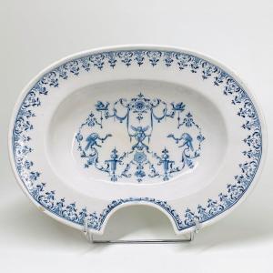 Moustiers - Beard Dish With Bérain Decoration - First Half Of The Eighteenth Century