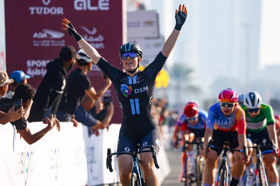 Finishphoto of Charlotte Kool winning UAE Tour Women Stage 4.