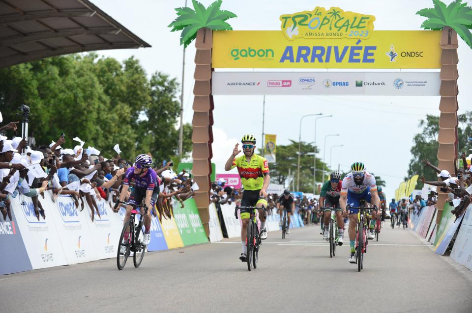 Finishphoto of Karl Patrick Lauk winning La Tropicale Amissa Bongo Stage 6.