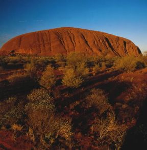 Australia. Veduta di un'alba su Ayers Rock, nel Nord del paese.De Agostini Picture Library/P. Jaccod