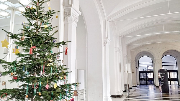 Weihnachtsbaum im Lichthof des Welfenschlosses