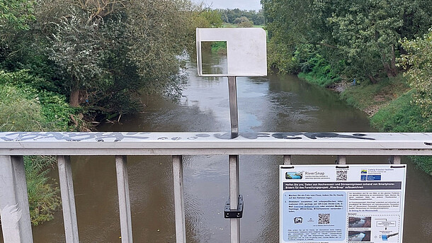 Flussbrücke und eine Infotafel von RiverSnap