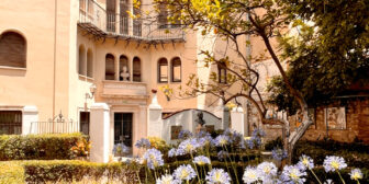 Interior courtyard with flowers belonging to the Benlliure House