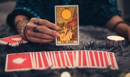 Tips for Interpreting Tarot Symbolism